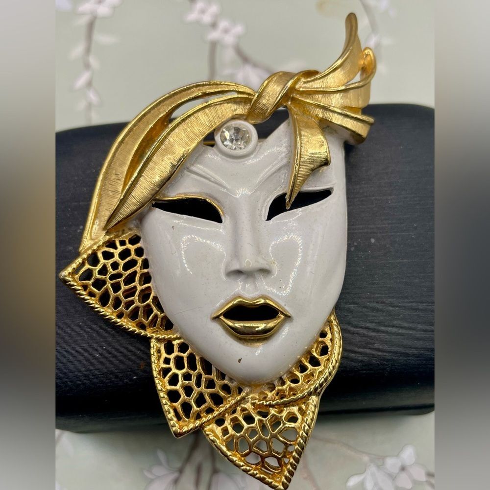 Vintage White Enamel and Gold Masquerade or Mardi Gras Mask Brooch Pin w/Crystal
